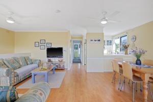 Μια τηλεόραση ή/και κέντρο ψυχαγωγίας στο Dog Friendly Beach Haven