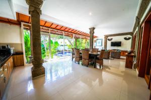 Una cocina y un comedor con mesa y sillas. en Villa CONOR - LEGIAN - SEMINYAK - 2 Bedroom 2 Bathroom Villa - Great Location, en Seminyak