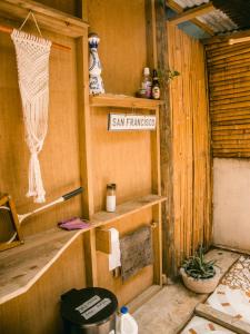 Un baño con un letrero que dice San Francisco en Casa Austera en El Paredón Buena Vista