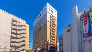 相模原市にある東横INNJR横浜線相模原駅前の2つの建物の真ん中にある高い建物