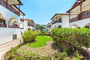 Κήπος έξω από το Xenios Possidi Paradise Hotel