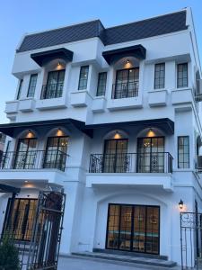 曼谷Casa Luna的白色的建筑,设有黑色的窗户