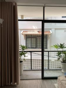 um quarto com uma janela com vista para um edifício em Beautiful Studio x King bed em Ho Chi Minh