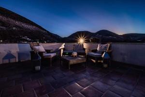 d'une terrasse avec des chaises, un canapé et une table. dans l'établissement HOTEL MINA REAL, à Real de Catorce