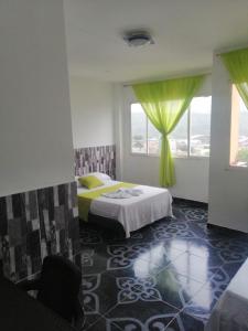 Mocoa的住宿－Hotel Luis Ángel，一间卧室设有两张床和窗户。