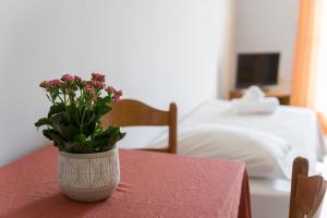 Postel nebo postele na pokoji v ubytování Ammousa Hotel Apartments