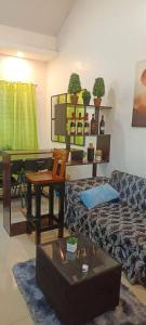 sala de estar con sofá y mesa en Misty Hills Guesthouse Amadeo - Tagaytay en Amadeo