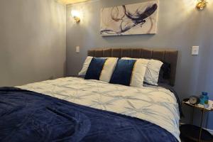 מיטה או מיטות בחדר ב-Family Ties Vacation Home - Rossy House