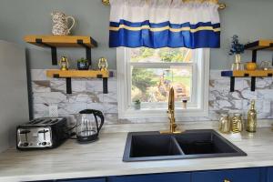 Cucina o angolo cottura di Family Ties Vacation Home - Rossy House