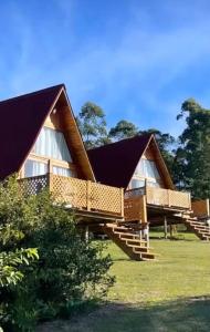 uma casa grande com escadas que levam a ela em Refugio monte itapeva em Torres