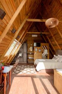 Refugio monte itapeva في توريس: غرفة نوم بسرير وسقف خشبي