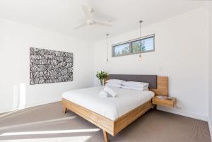 un dormitorio con una cama y una ventana en Beach Life on Beach, en Dunsborough