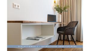 un escritorio con una silla y un ordenador. en Apartment Leinetal - 3 Zi 70 qm ,Küche, Duschbad, Parkplatz en Northeim