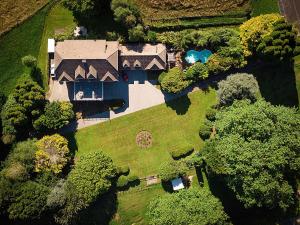 una vista aérea de una casa con patio en Hana Lodge, en Rotorua
