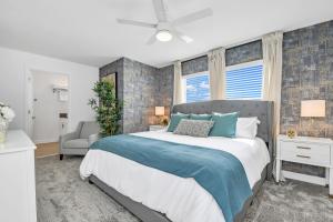 um quarto com uma cama, um sofá e uma janela em Brand New Townhouse-Storey Lake em Kissimmee