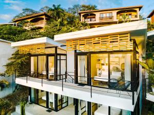una casa en una colina con balcón en L'Avventura Boutique Hotel, en Tamarindo