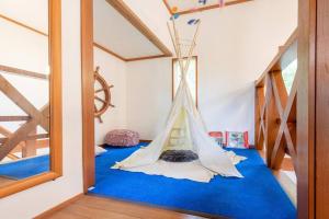 een kamer met een tent op een blauw tapijt bij S-villa Nasu Audrey in Nasu