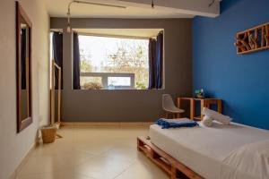 Un dormitorio con una cama grande y una ventana en Puerto Dreams H en Puerto Escondido