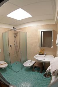uma casa de banho com um chuveiro e um lavatório. em Smeraldo dip Villa Canneto em Sirmione