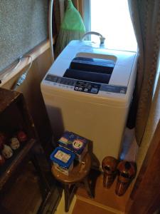 TV a/nebo společenská místnost v ubytování Private Room in Japanese Vintage House 民家の一室 4 Beds, Smoke Free, Free Parking Good to Travel for Tashiro Cats Island no1