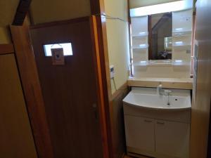 Koupelna v ubytování Private Room in Japanese Vintage House 民家の一室 4 Beds, Smoke Free, Free Parking Good to Travel for Tashiro Cats Island no1