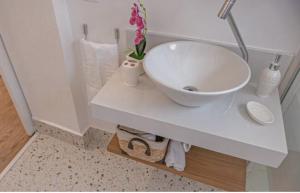 a bathroom with a white sink on a counter at Castelli Studios centro SP in Sao Paulo