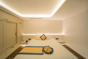 Un pat sau paturi într-o cameră la Mộc Châu Island - The Bullet Hotel