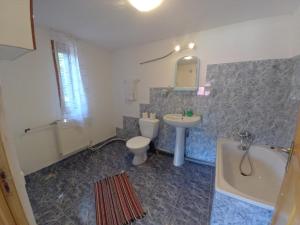 ein Badezimmer mit Waschbecken, Toilette und Badewanne in der Unterkunft Casa Soveja Rucareni in Soveja + 24 Fotos
