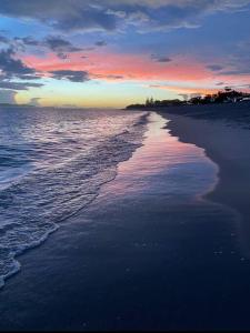 ホークス・ネストにあるSeaside Serenity Getawayの海と夕日のビーチの景色