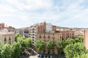 バルセロナにあるウィーフレイティング スイーツ サン タントニー マーケットの建物や木々が立ち並ぶ市街の風景