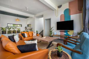 Μια τηλεόραση ή/και κέντρο ψυχαγωγίας στο Casa Boho by StayVista - Contemporary design, Farm-view, Swimming pool & Indoor games for a chic retreat