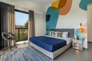 Ένα ή περισσότερα κρεβάτια σε δωμάτιο στο Casa Boho by StayVista - Contemporary design, Farm-view, Swimming pool & Indoor games for a chic retreat +20 φωτογραφίες