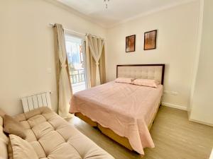 Una cama o camas en una habitación de UM OÁSIS EM CAMPOS - Lindo e Novo Ap - Próx a Capivari e ao lado da Fonte Simão - com Varanda Gourmet, Lareira & Calefação - UNIDADE COM VISTA PRIVILEGIADA PARA A FONTE