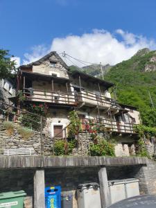 a house on top of a mountain with flowers at Casa Roberto Corippo 