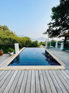 una piscina en una terraza con suelo de madera en Banana Villa Koh Tao en Ko Tao