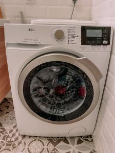 uma máquina de lavar e secar roupa na casa de banho em Vitosha View Apartment & Free Parking em Sófia