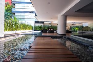 um átrio de um edifício com piscina de água em Condesa Luxury Lofts em Cidade do México