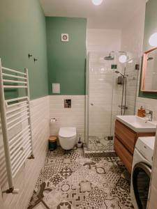 een badkamer met een douche, een toilet en een wastafel bij Vitosha View Apartment & Free Parking in Sofia