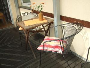einen kleinen Tisch und zwei Stühle auf einer Veranda in der Unterkunft Ferienwohnung Wandelt in Essen
