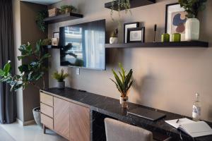 un ufficio con scrivania, computer portatile e piante di Condesa Luxury Lofts 1510 a Città del Messico