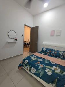 - une chambre avec un lit et un miroir dans l'établissement Cikgu I&S Homestay, à Jitra
