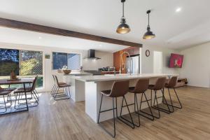 een open keuken en eetkamer met een tafel en stoelen bij Fiery, cozy starry nights - Farm stay! in Bellthorpe