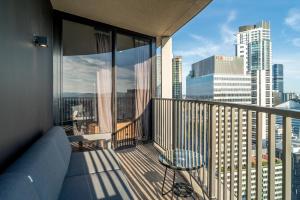 uma varanda com vista para o horizonte da cidade em Lux 37th floor 2br 2bath, Infinity pool, Gym, Wifi em Brisbane