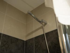 einem Duschkopf in einer Ecke eines Badezimmers in der Unterkunft Apartamentos Brisas del Puerto de Aguadulce in Aguadulce + 73 Fotos