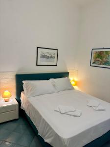 - une chambre avec un lit blanc et 2 serviettes dans l'établissement Villa la caletta, à Maiori