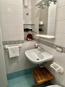 La salle de bains est pourvue d'un lavabo et d'un miroir. dans l'établissement Villa la caletta, à Maiori