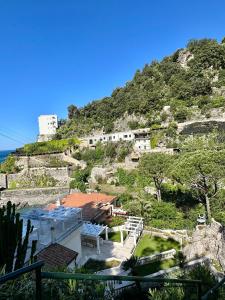 - une vue sur une montagne avec des maisons dans l'établissement Villa la caletta, à Maiori