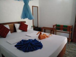 Un dormitorio con una cama con un pato de juguete. en Sigiri Neo Homestay en Sigiriya