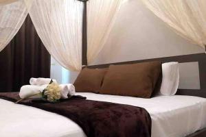een hotelkamer met een bed met bloemen erop bij Baan Soulmates in Ban Khung Tanot