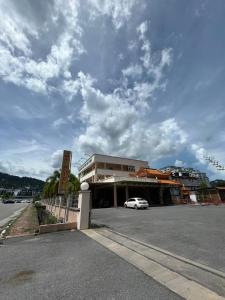 クアにあるJoyful Motelの路上の建物の前に駐車された車